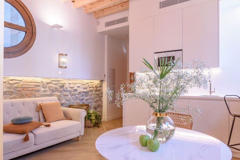 FerAla Suites Albayzín sofá y mesa