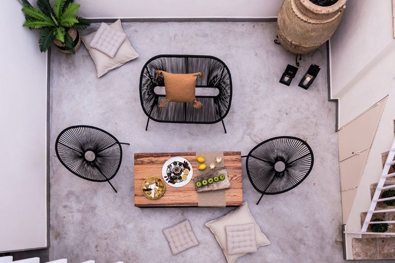 FerAla Suites Albayzín mesa en la terraza