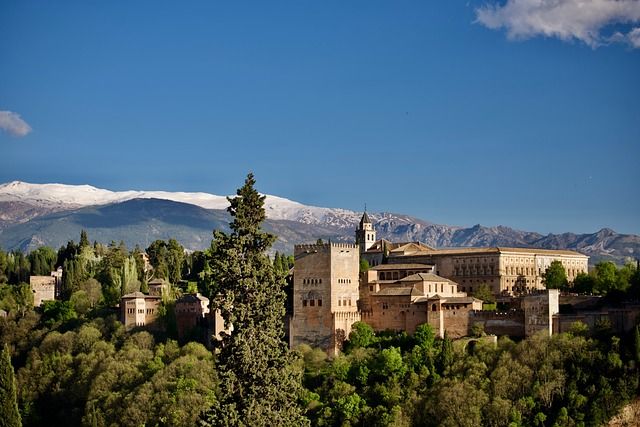 Descubre Granada en Otoño: Qué Hacer y Dónde Alojarte en Nuestros Apartamentos
